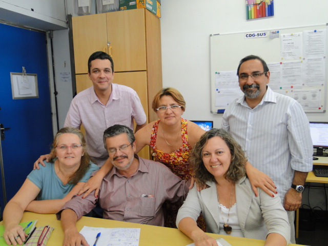 Equipe CDG-SUS: Ana Auler, Julio Muller e Fátima Ticianel sentados, Rodrigo Silveira, Roseni Pinheiro e Aluísio Silva Jr, em pé