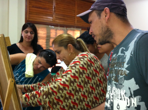 Ao centro, Tadeuma Araújo concentrada em uma tarefa na sala de aula